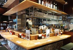 開放感のあるカウンター席でごゆっくりお楽しみいただけます。