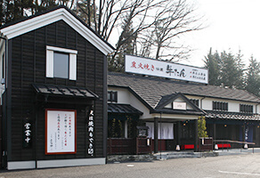仙台文学館が目印！団体バスも駐車できる大きな駐車場が便利。
