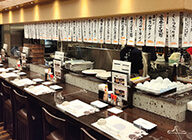広々としたカウンター席でお食事をお楽しみいただけます。